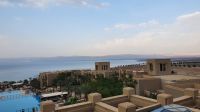 Jordanien, Blick über die Hotelanlage am Toten Meer hinüber nach Isreal