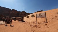Jordanien, Wadi Rum, Eingang zum Rahayeb Desert Camp