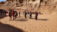 Jordanien, Wadi Rum, staundende Blicke zur großen Felsenbrücke