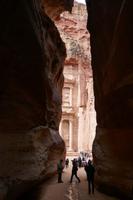 Schlucht von Petra mit ersten Blick auf die Schatzkammer