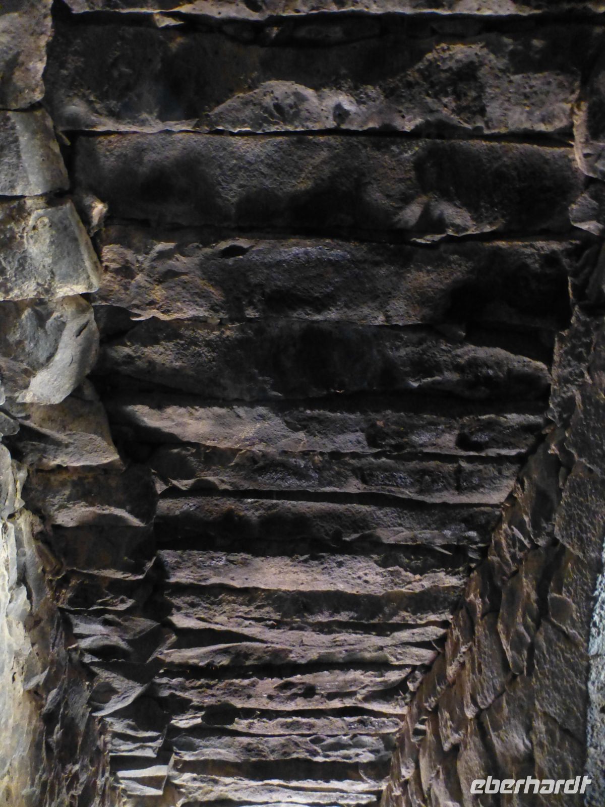 Zugehauene Deckenbalken aus Stein, kunstvoll ineinander geschichtet, ersetzen das kostbare Holz, das es in dieser wasserarmen Gegend nicht gibt.