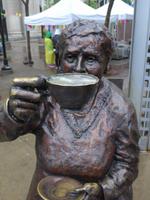 Olympia Plaza - Darstellung Frauenrechtler