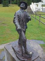 Skulptur Lake Luise - Erinnerung an die Tradition der Schweizer Bergführer hier