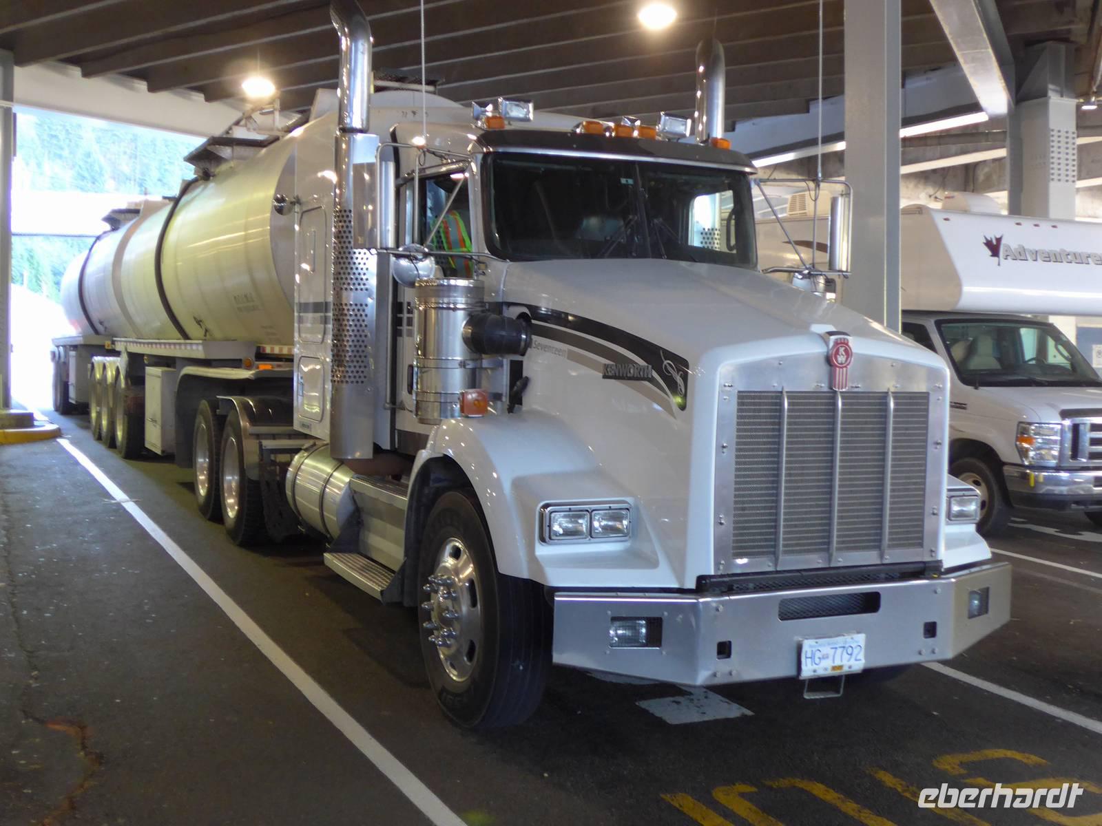 Fähre nach Vancouver Island - Truck warte auf die Auffahrt zur Fähre