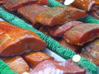 Lachsverkauf in Markthalle Granville Island