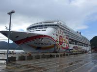 Kreuzfahrtschiff im Hafen von Ketchikan - Größenvergleich Bus zu Schiff