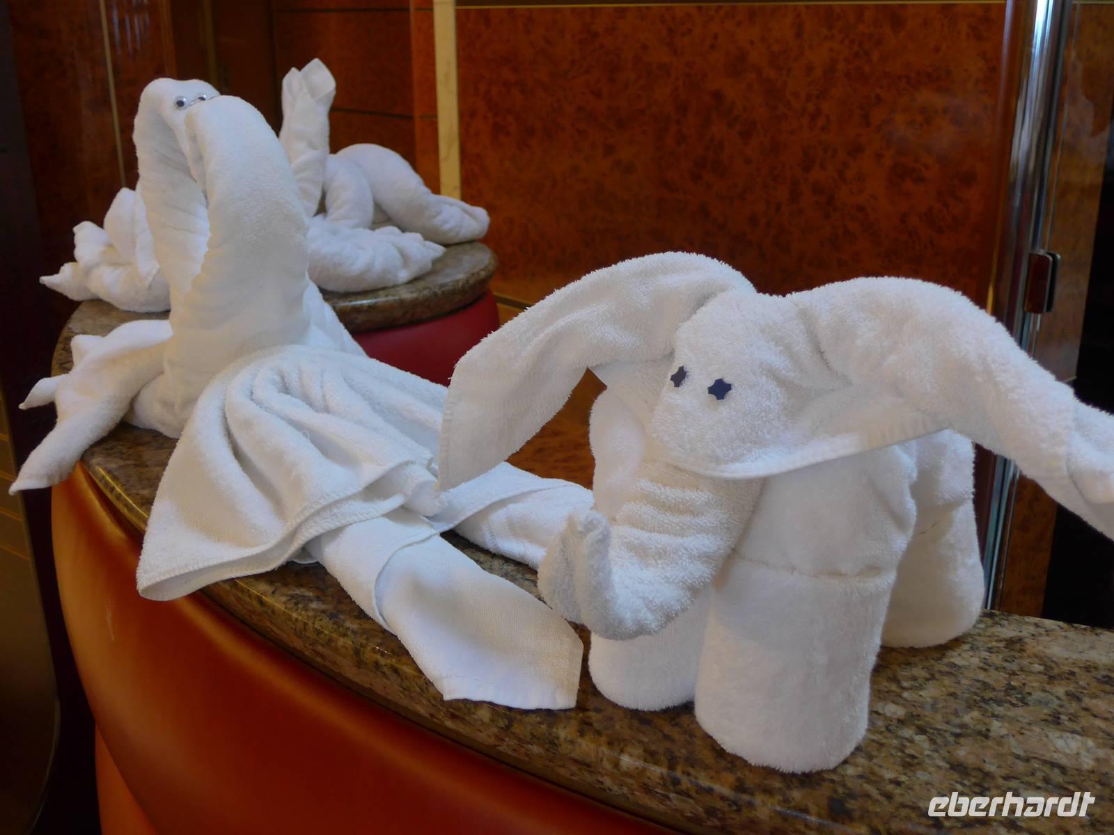 Faltkunst des Roomservice auf Kreuzfahrtschiff