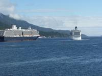 149 Ketschikan - ein Kreuzfahrtschiff kommt, eins legt ab