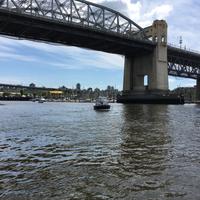 Harbour Ferry unter Burrard Bruecke in Vancouver