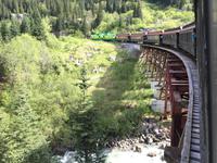 Ueber die Bruecke mit dem White Pass Zug in Yukon