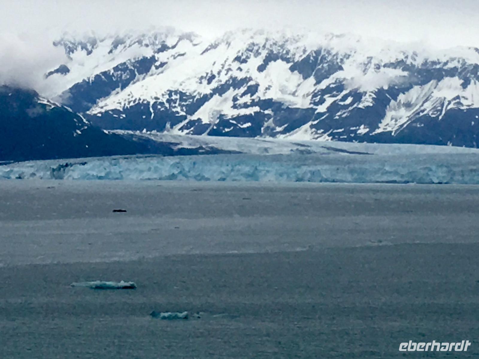 vor dem kalbernden Gletscher