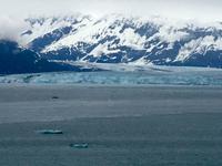 vor dem kalbernden Gletscher