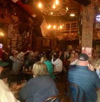 Jubel Trubel Froehlichkeit im Saloon in Juneau