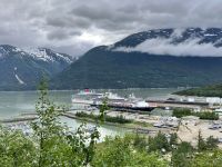 Unser XSchiff ist das elegante, vordere mit dunkelm Bauch