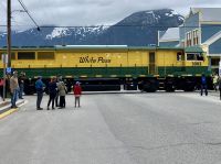 Unser Zug versperrt die Hauptstrasse