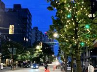 Vancouvers Robson Strasse by night im Juni , 