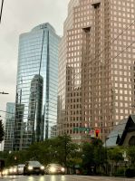 Hochhaeuser spiegln sich in Vancouver