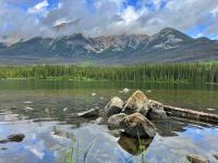 Verdechter Mount Pyramid von Pyramid Lake aus bei Jasper