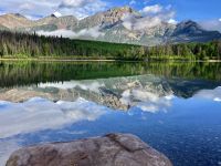 Die perfekte Spiegelung, Mt Pyramide von Patricia Lake aus