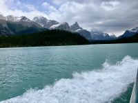 Rasante Bootsfahrt auf Maligne See