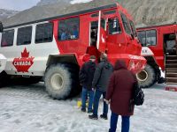 Die riesen Eisexplorer bringen uns wieder hinunter