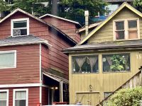 In Ketchikan Wohnhaeuser im Regenwald