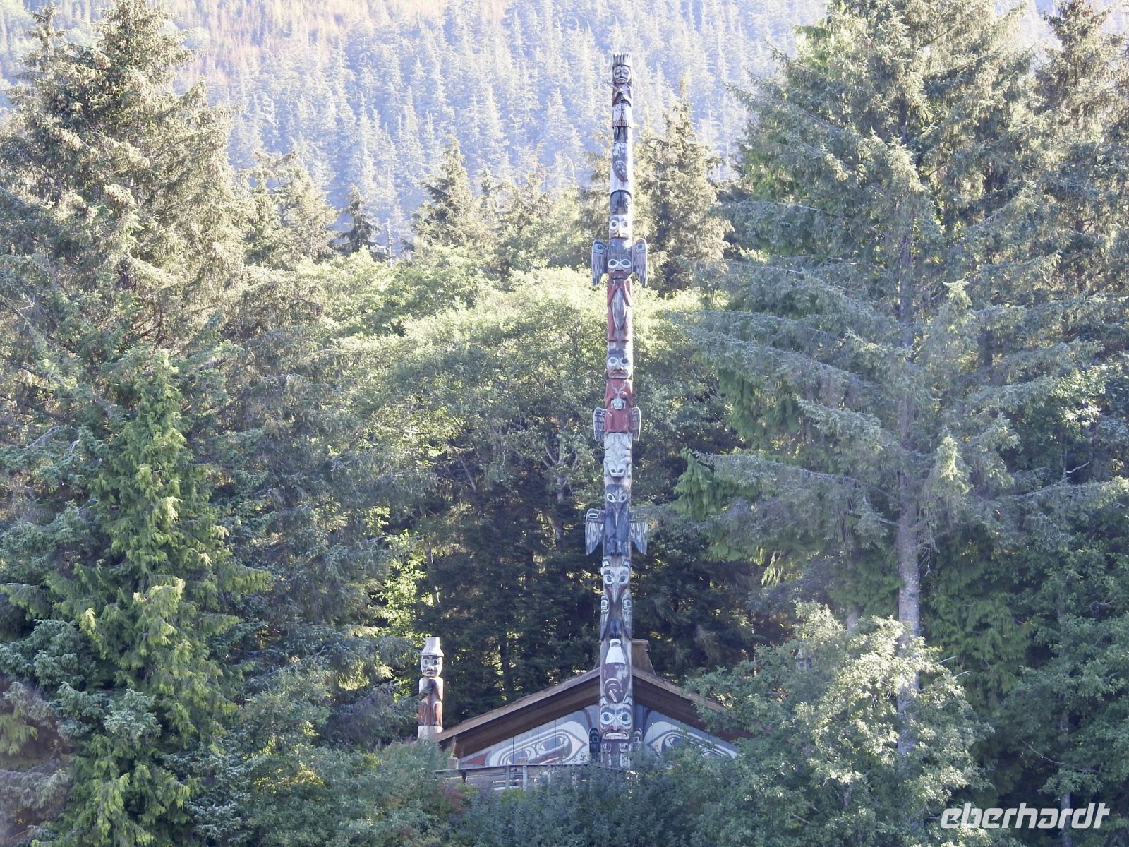 Langhaus mit Totempfahl