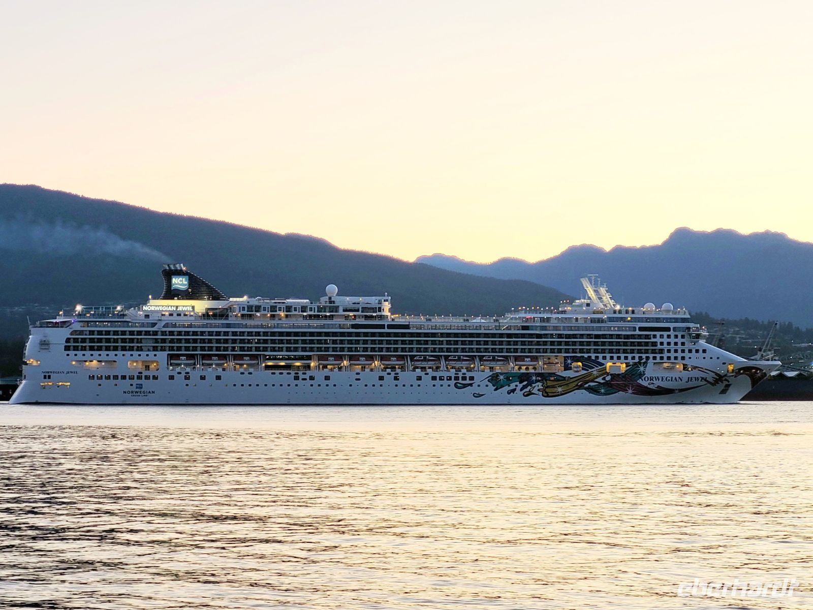 0071 Unser Kreuzfahrtschiff läuft ein