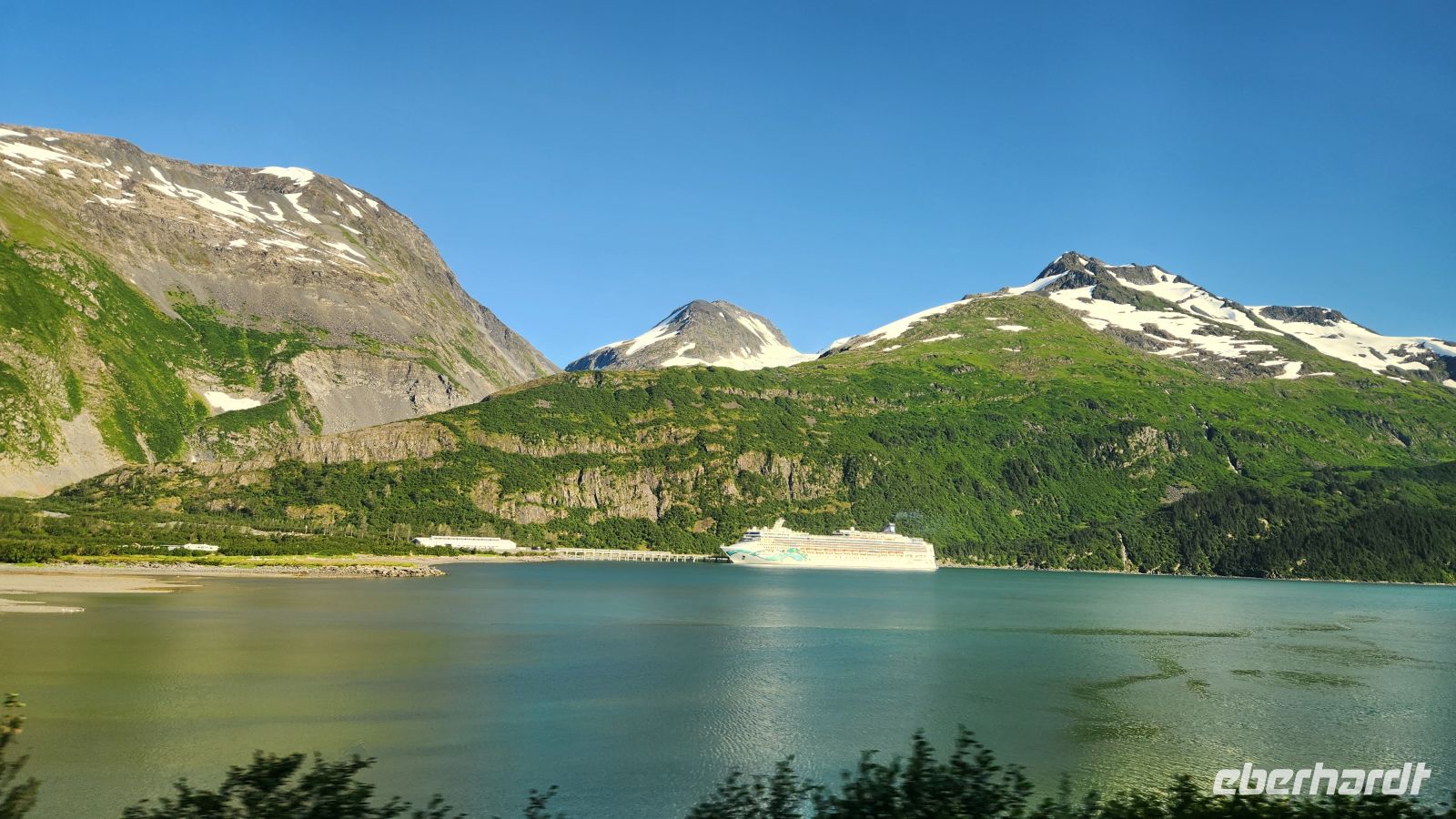 Unser Kreuzfahrtschiff im Hafen von Whittier