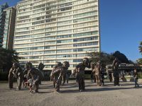 94. A-maze-ing Laughter Skulpturen, English Bay, Vancouver.jpg