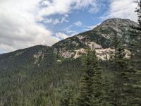 293. Brücke in den ersten Tunnel - Schiffsausflug mit dem Zug in Skagway - White Pass Summit Scenic Rail Road.jpg