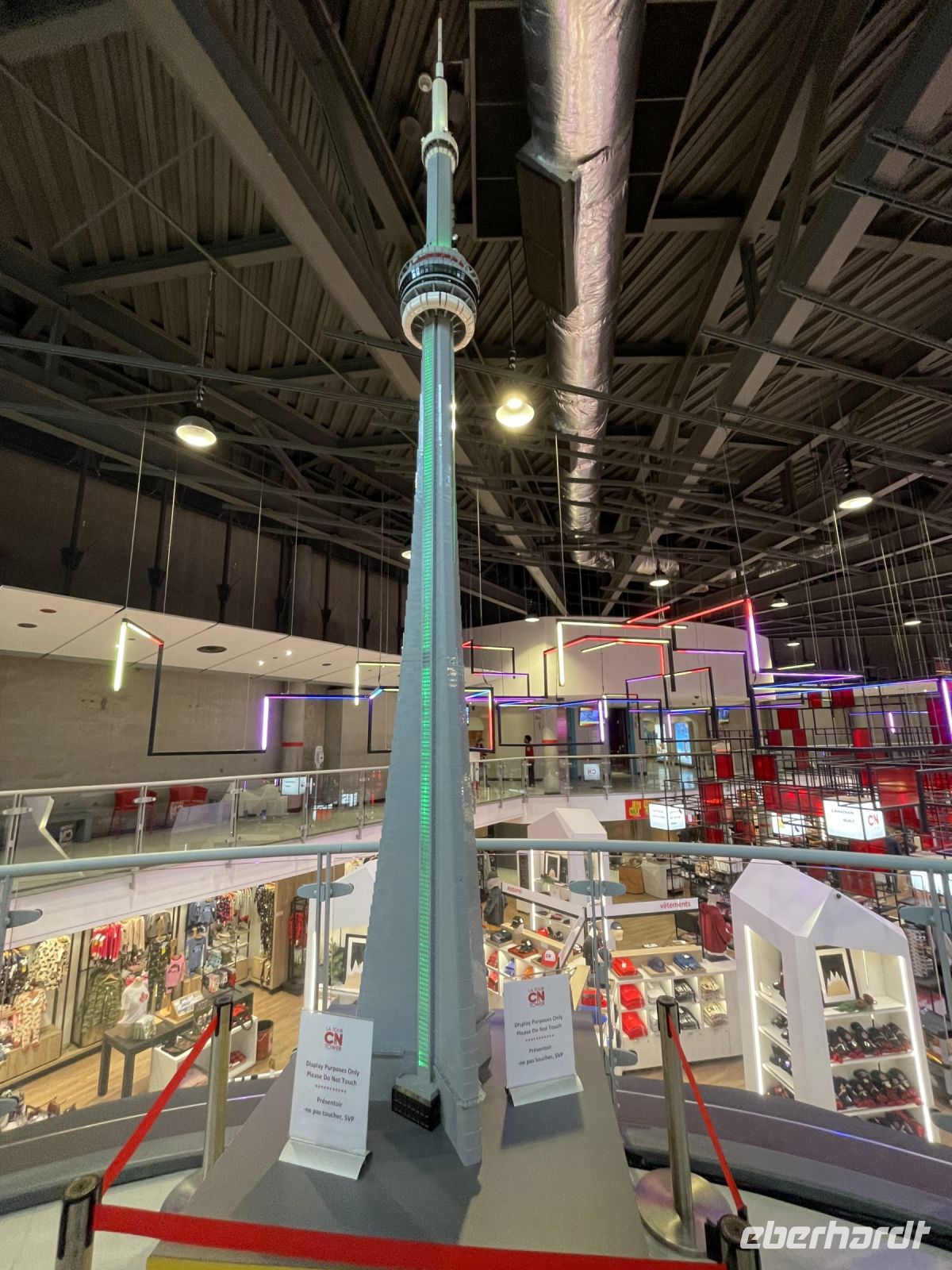 Auf dem Weg zu den Aufzügen steht ein Lego-CN-Tower