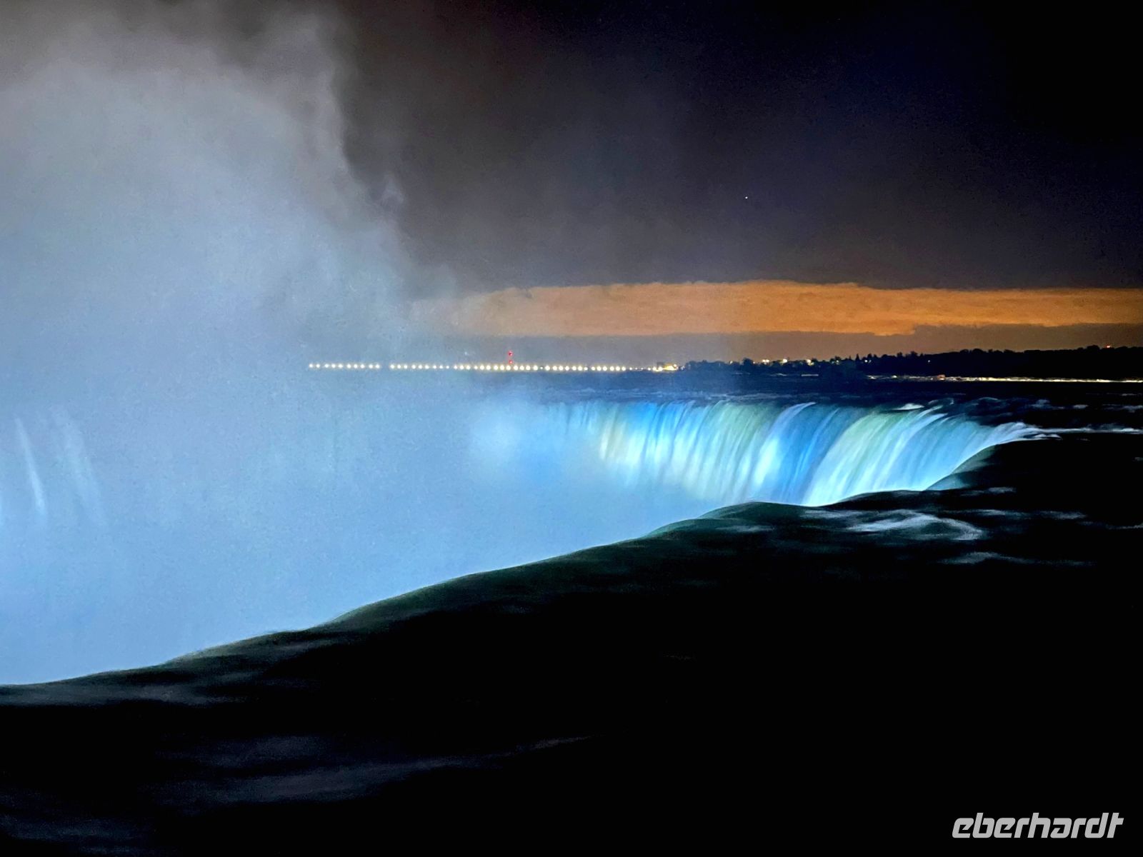 Besonders schön - die beleuchteten Niagarafälle am Abend