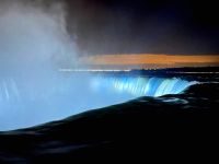 Besonders schön - die beleuchteten Niagarafälle am Abend