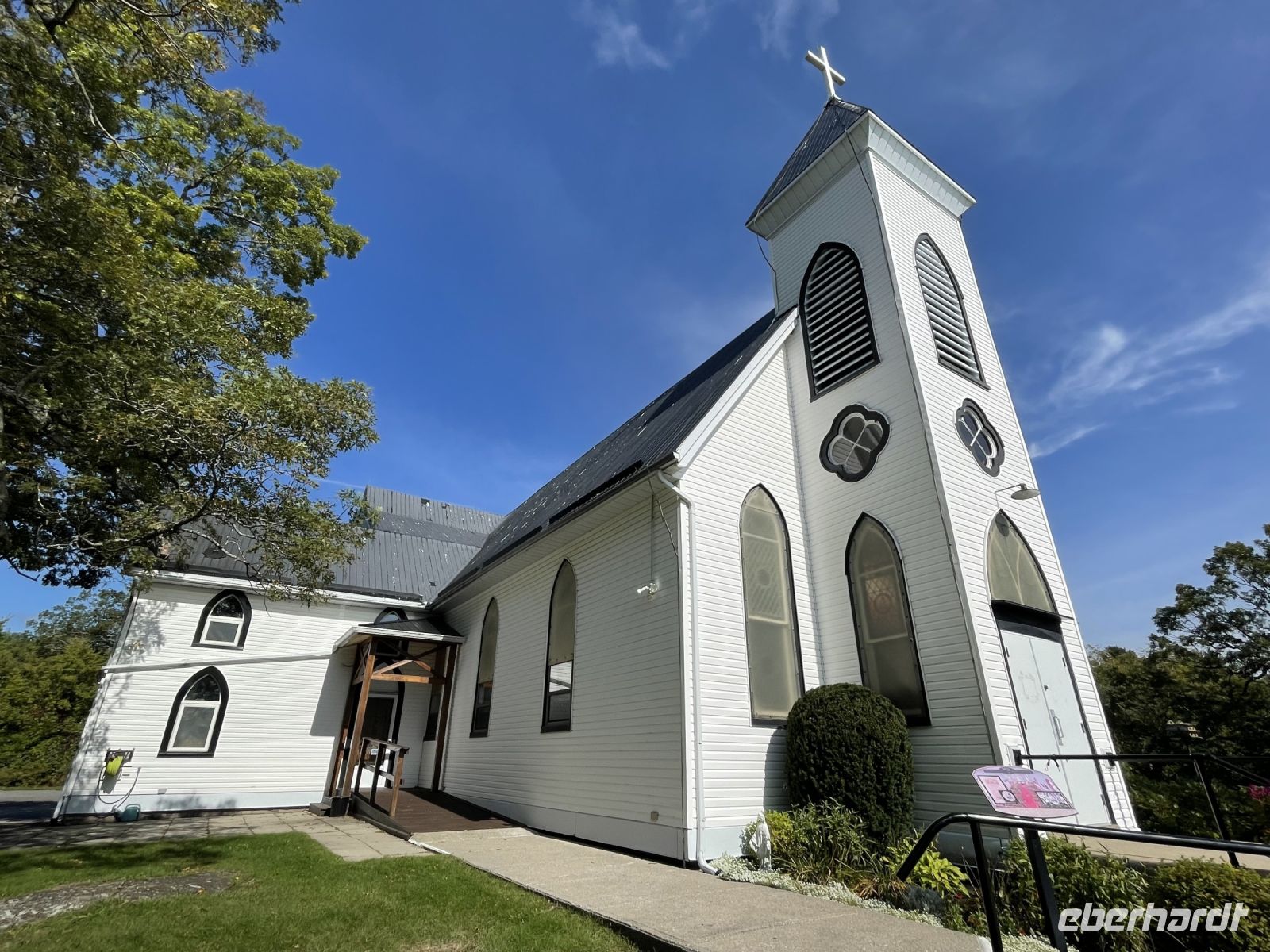Auf einem Hügel hinter dem Bootsanleger befindet sich die St. Brendans Kirche 