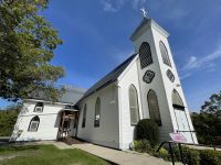 Auf einem Hügel hinter dem Bootsanleger befindet sich die St. Brendans Kirche 