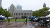 Boston im Regen, Copley Square mit Bibliothek