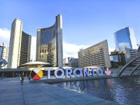 Neues Rathaus und Skyline von Toronto