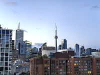 Blick von der Dachterrasse des Chelsea Hotels auf den CN Tower von Toronto