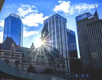 Die Sonne scheint durch die Fenster des alten Rathauses in Toronto