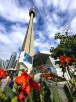 Vor dem CN Tower in Toronto