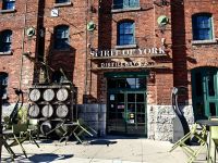 Hier wurde früher Whisky gebrannt, heute sind Galerien und Restaurants im Distillery District