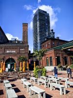 Distillery District und dahinter die Skyline von Toronto