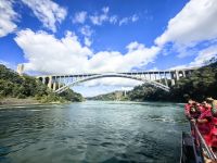 Wir fahren unter die Niagarafälle und hier die Rainbowbrücke über die Niagaraschlucht