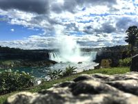 Blick auf die sogenannten Hufeisenfälle, die zu 90 % zu Kanada gehören