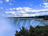 Wassermassen stürzen an den Niagarafällen hinunter, es tost und braust nur so