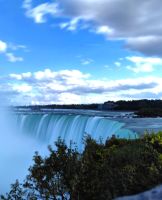 Die Kraft des Wassers ist an den Niagarafällen spürbar