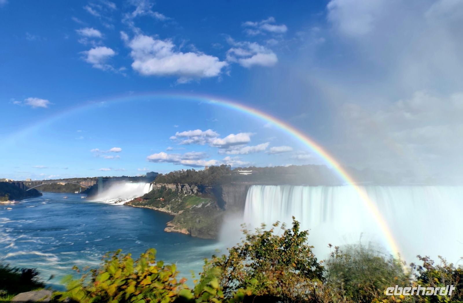Die amerikanischen und kanadischen Niagarafälle mit Regenbogen