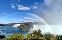 Die amerikanischen und kanadischen Niagarafälle mit Regenbogen