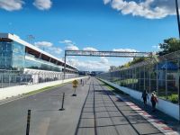 Auf der Formel 1 Strecke (1)